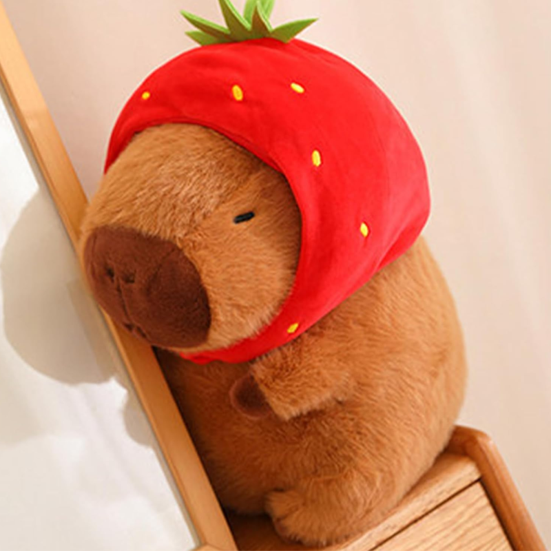 Плюшена капибара с шапка ягодка, 20 см