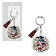 Ключодържател от дърво - На добър час с книги и шапка