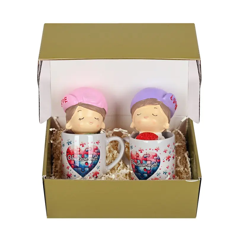 Подаръчен комплект - Влюбени фигурки с чаши Обичам те