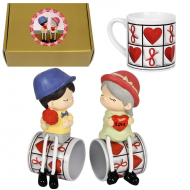 Подаръчен комплект - Влюбени фигурки с чаши на сърчица