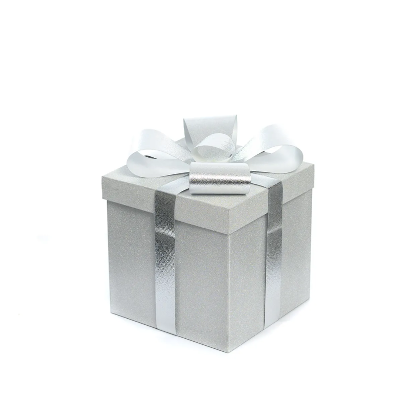 Подаръчна кутия с панделка в сребърно