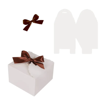 Кутия квадрат с панделка в бяло