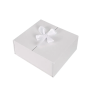 Подаръчна кутия с панделка в бяло