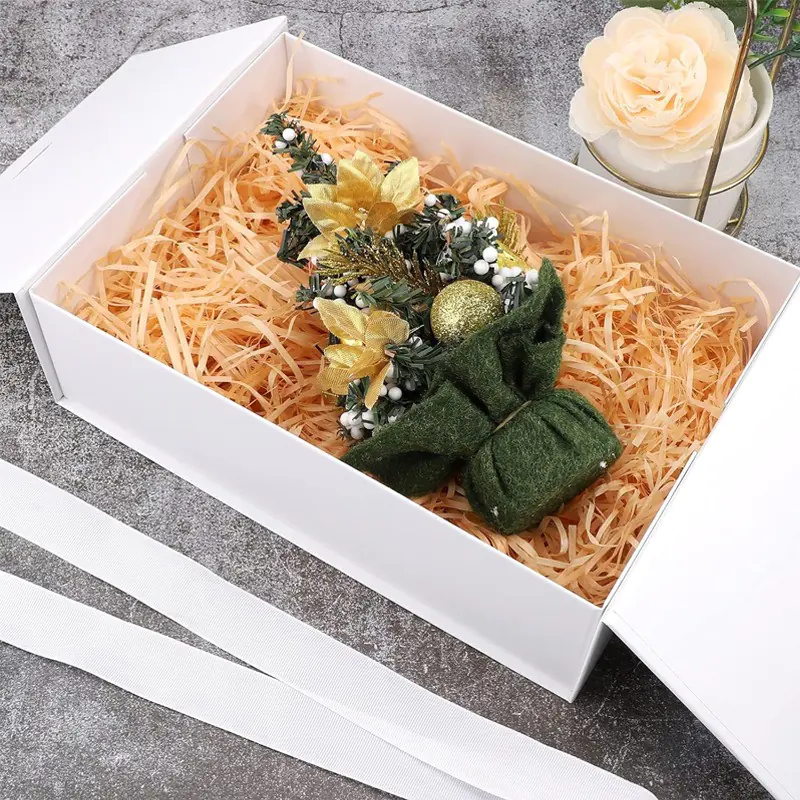 Подаръчна кутия с панделка в бяло