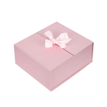 Подаръчна кутия с панделка в розово