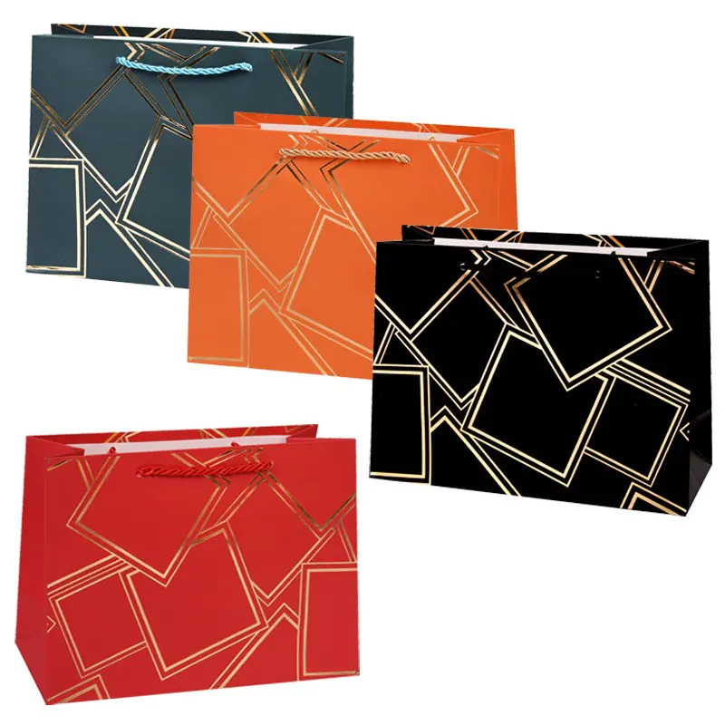 Подаръчна торбичка със златисти елементи