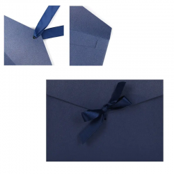 Плик от луксозен перлен картон със сатенена панделка в синьо