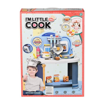 Кухня с аксесоари и мивка с течаща вода