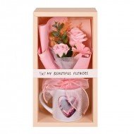 Подаръчен комплект чаша с букет сапунени рози в кутия с ПВЦ капак