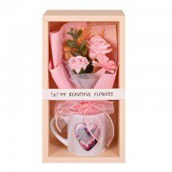 Подаръчен комплект чаша с букет сапунени рози в кутия с ПВЦ капак