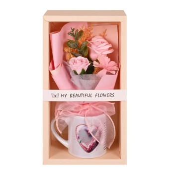 Подаръчен комплект чаша с букет от розови сапунени рози в кутия