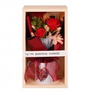 Подаръчен комплект чаша с букет от червени сапунени рози в кутия