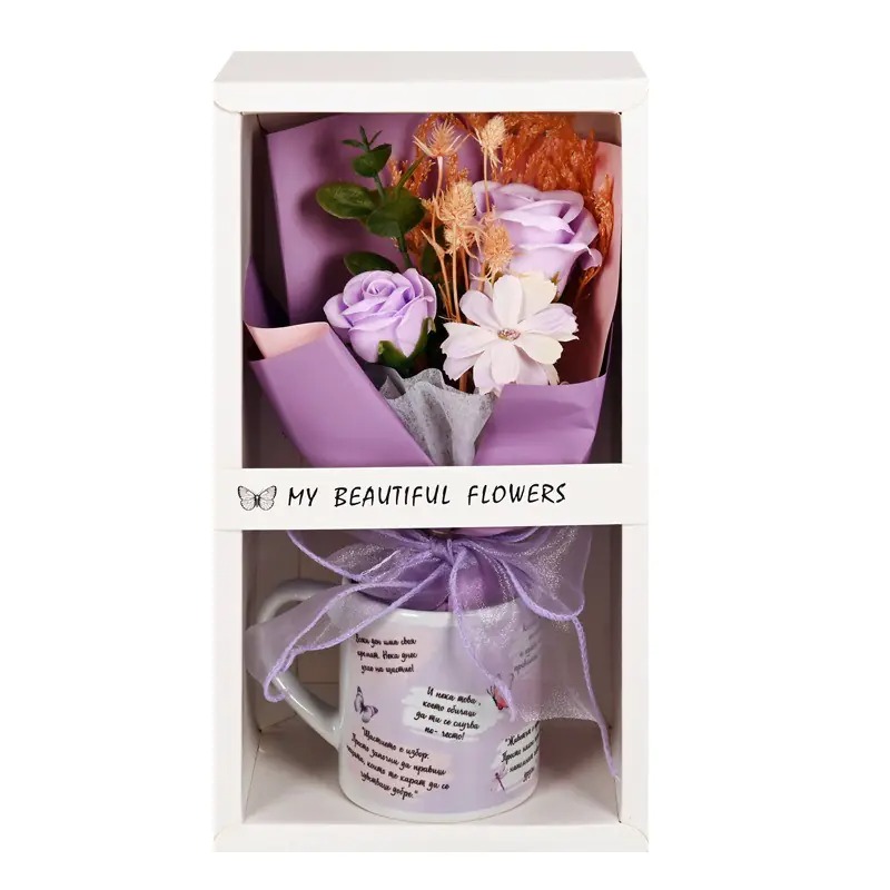 Подаръчен комплект чаша с букет от лилави сапунени рози в кутия