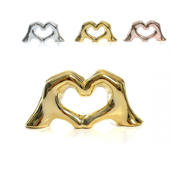 Статуетка с ръце във формата на сърце