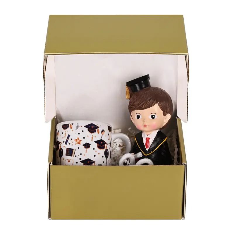 Подаръчен комплект за дипломиране - чаша и фигурка в кутия