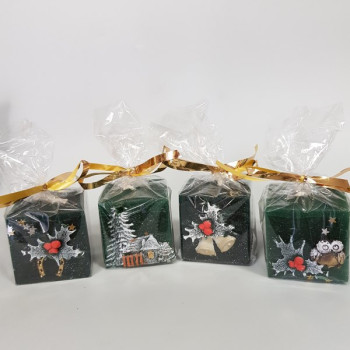 Коледна свещ куб с декорация, зелена