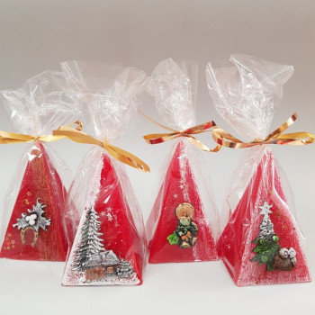 Коледна свещ пирамида с декорация, червена