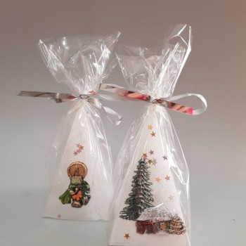 Коледна свещ пирамида с декорация, бяла