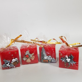 Коледна свещ куб с декорация, червена