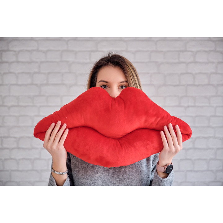 Плюшена възглавница устни, червена, 55 см