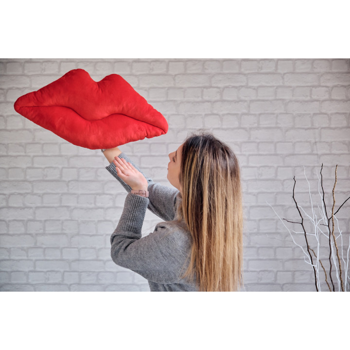 Плюшена възглавница устни, червена, 55 см