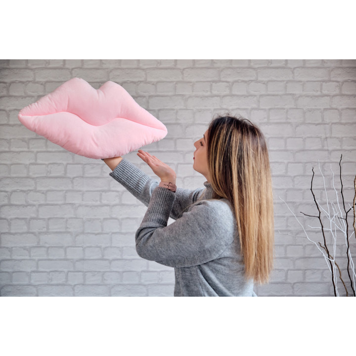 Плюшена възглавница устни, розова, 55 см