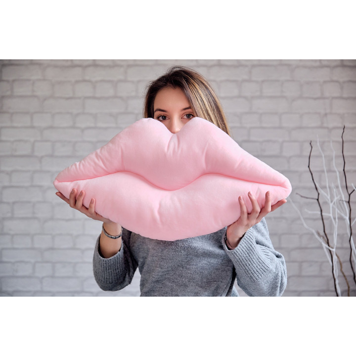 Плюшена възглавница устни, розова, 55 см