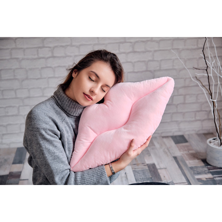 Плюшена възглавница устни, розова, 55 см