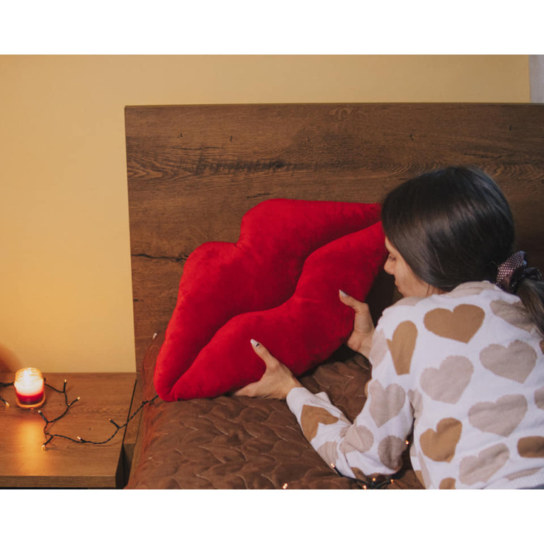 Плюшена възглавница устни, червена, 55 см